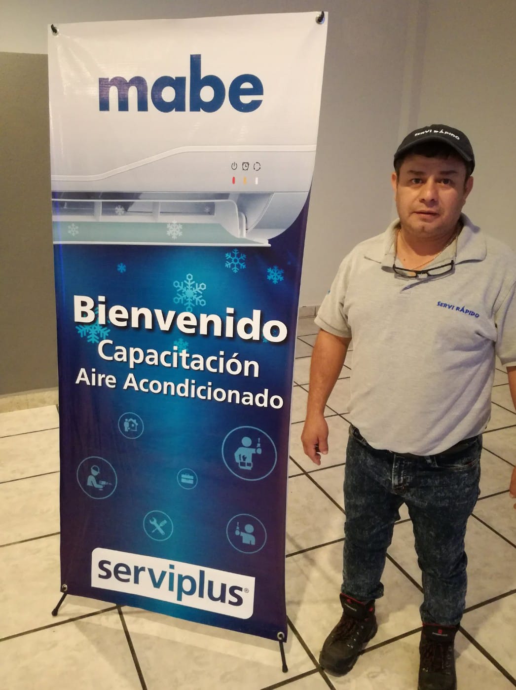 Técnico de SERVI-RAPIDO en capacitación oficial Mabe de aire acondicionado